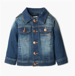 Une veste en jean, indispensable même à 6 mois